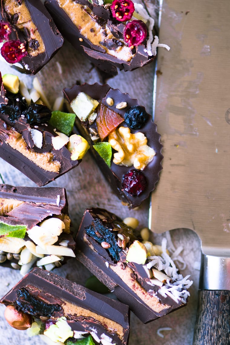 Tazze di burro di mandorle e cioccolato fondente, aperte a fette