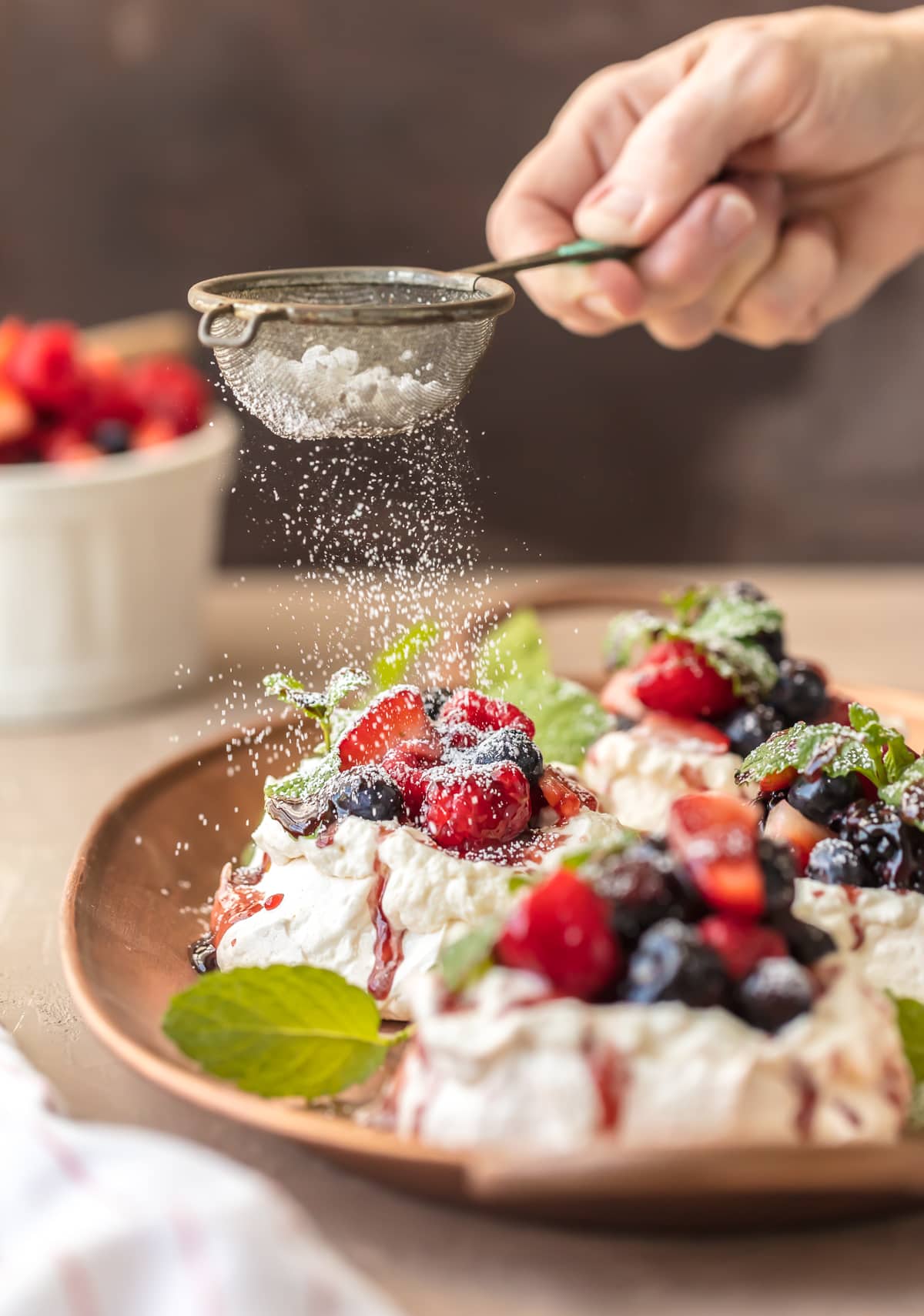 Zucchero a velo cosparso di mini dessert pavlova