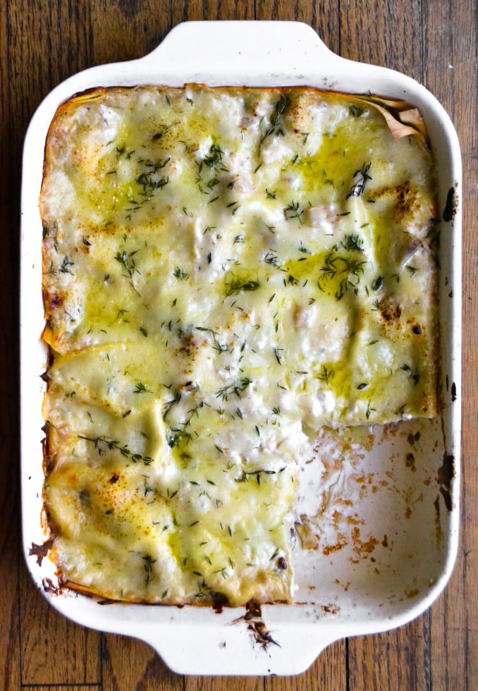 Una padella di lasagne bianche ai funghi