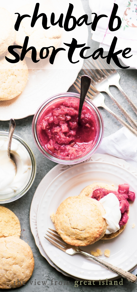 Torta al rabarbaro ~ Prova questo dolce primaverile semplice ed elegante e non ti accontenterai mai più di una torta di fragole! # facile #southern #recipe #scone #biscuit #best #bakingpowder #compote #strawberry #rhubarb #berry #homemade immagine di perno torta rabarbaro