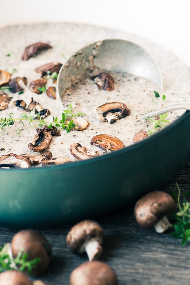 Mushroom and Brie Soup è un classico autunno confortevole portato a un livello completamente nuovo con un sacco di lussuoso formaggio Brie ~ theviewfromgreatisland.com
