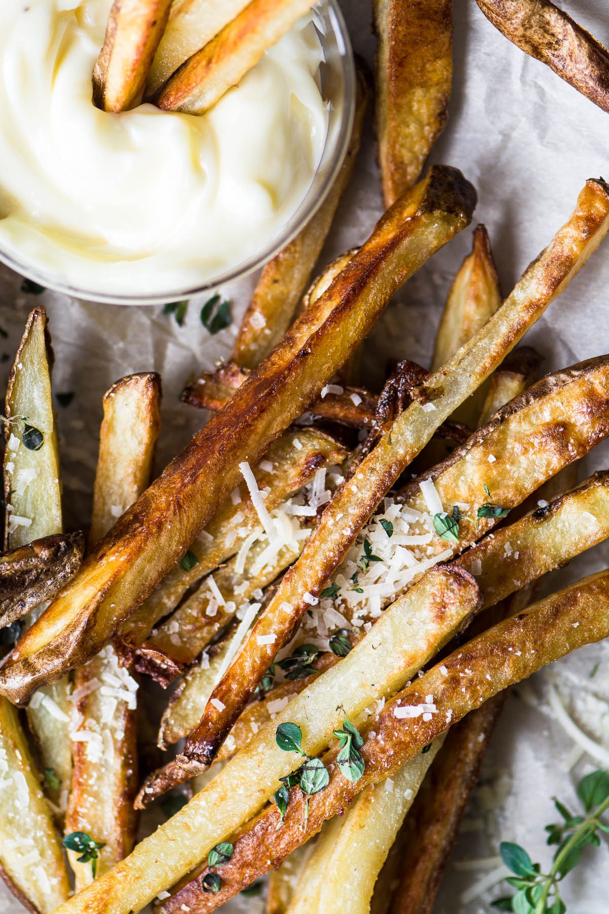 patatine fritte con salsa maionese su carta pergamena