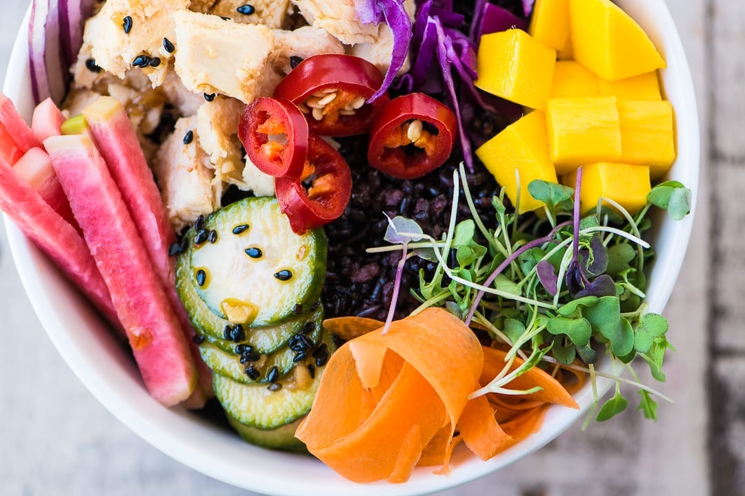 Rainbow Poke Bowl con tonno in scatola ~ Puoi avere questo colorato e salutare favorito hawaiano sempre e ovunque, senza dover assumere pesce crudo di qualità sushi ~ è una vittoria vincente!