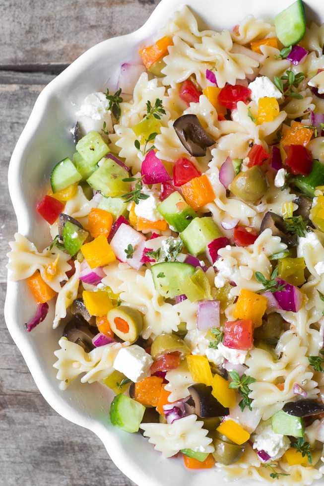 Foto aerea di una ciotola di insalata di pasta israeliana.