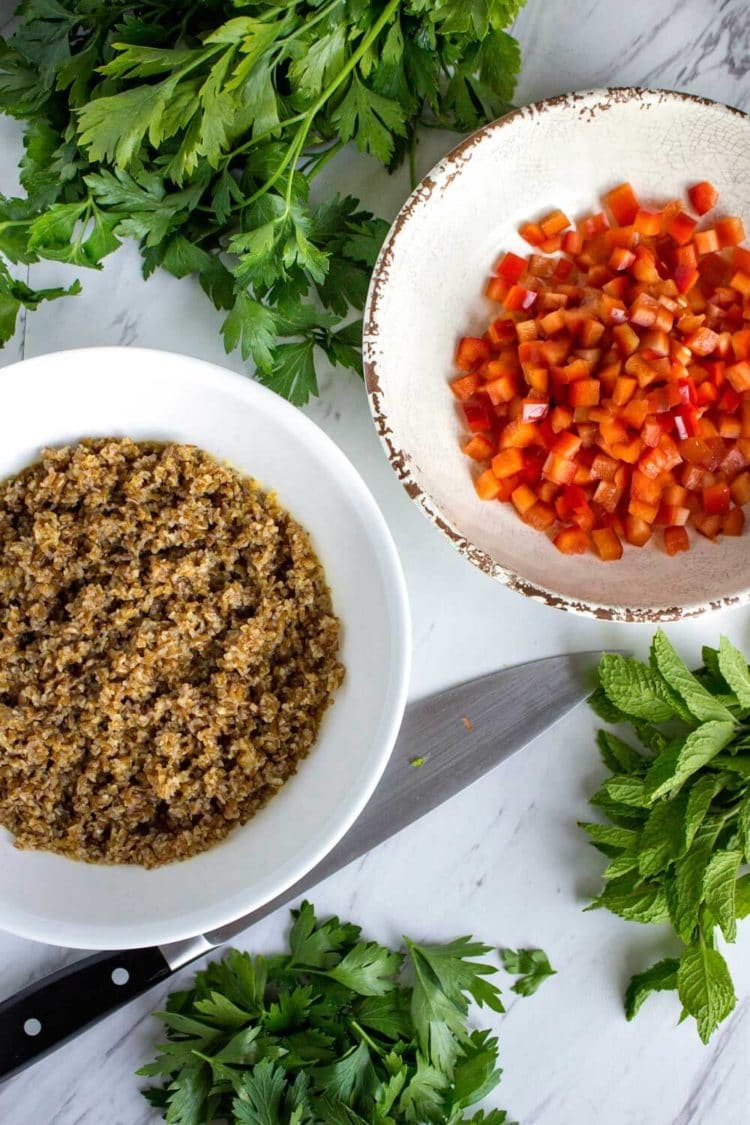  Un'insalata di grano arancione bulgur che ti toglie i calzini. Menta fresca e mandorle tostate rendono questo nuovo tocco il tradizionale Tabulé. www.keviniscooking 