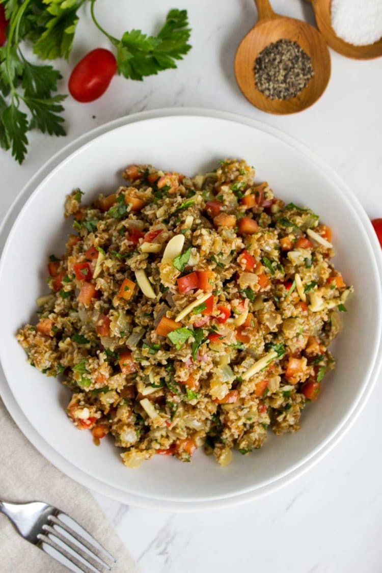  Un'insalata di grano arancione bulgur che ti toglie i calzini. Menta fresca e mandorle tostate rendono questo nuovo tocco il tradizionale Tabulé. www.keviniscooking 