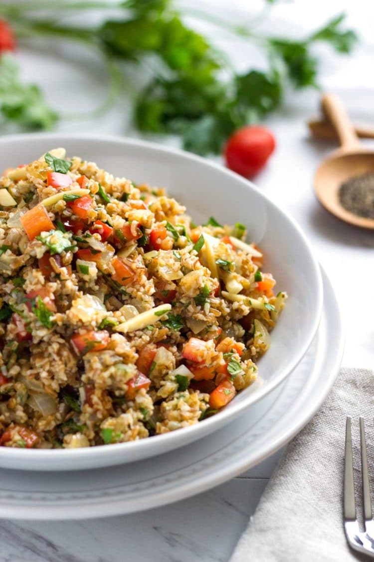  Un'insalata di grano arancione bulgur che ti toglie i calzini. Menta fresca e mandorle tostate rendono questo nuovo tocco il tradizionale Tabulé. www.keviniscooking 