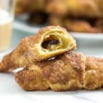   Questa colazione super facile o dessert Crema al cioccolato glassata alla cannella a mano è fatta con pasta refrigerata, gocce di cioccolato e zucchero alla cannella arrotolato.  Sono veloci e sono i favoriti della casa!  Www.keviniscooking.com 
