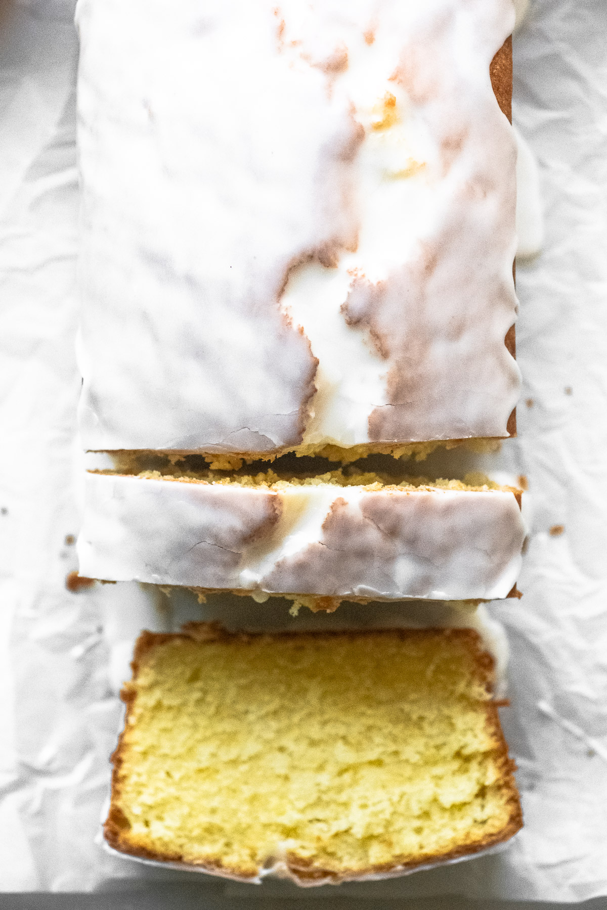 Pane al limone con burro, a fette