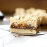  Bastoncini di burro al caramello. Un bastoncino di burro, cioccolato e burro al caramello. Lo sgretolamento delle mandorle coperte copre il ripieno decadente. www.keviniscooking.com 