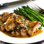 Questo Quick Seared Chicken è soffocato in una deliziosa salsa di limone a forma di fungo e sul tavolo in 30 minuti. Lo servo con verdure al vapore ed è molto buono! La famiglia lo adora. www .keviniscooking.com 