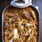 Il pollo e il riso portoricano sono un classico latino ed è pieno di sapore, non di calore. Cuocere a fuoco lento il pollo dorato in sofrito salato, olive e capperi. keviniscooking.com