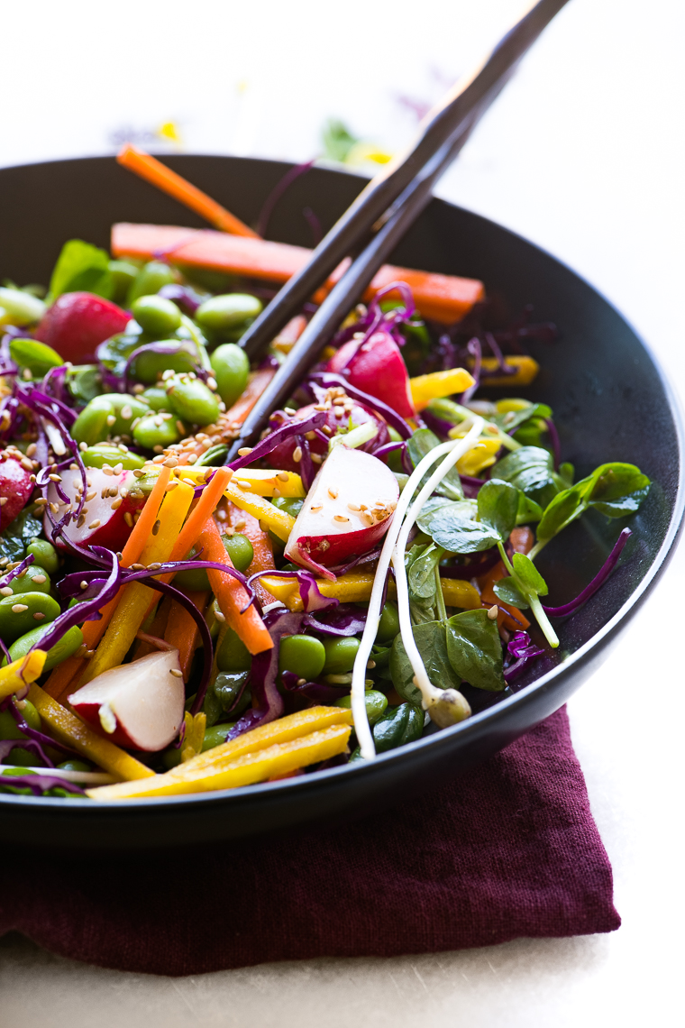 un'insalata di edamame colorata e sana in una ciotola nera