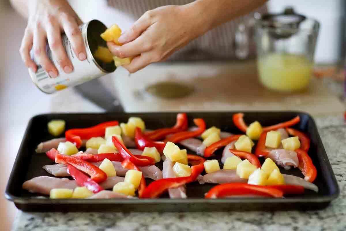 Pollo con peperoni e ananas sistemare tutto nella padella