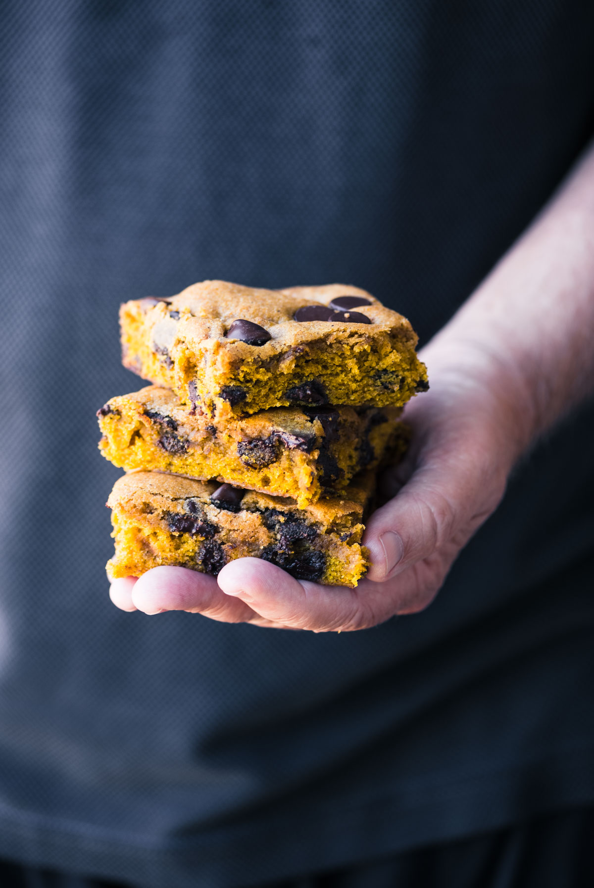 in possesso di una pila di marshmallow di zucca con gocce di cioccolato