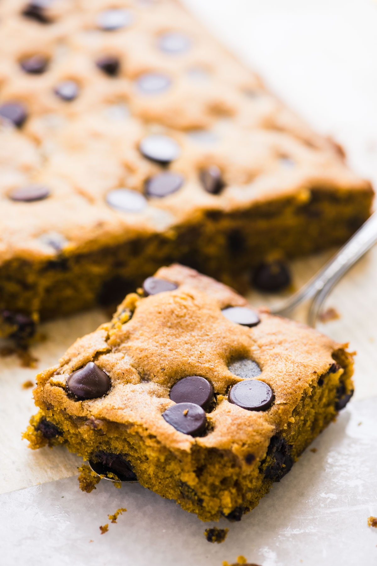Blondie di zucca con gocce di cioccolato, a fette