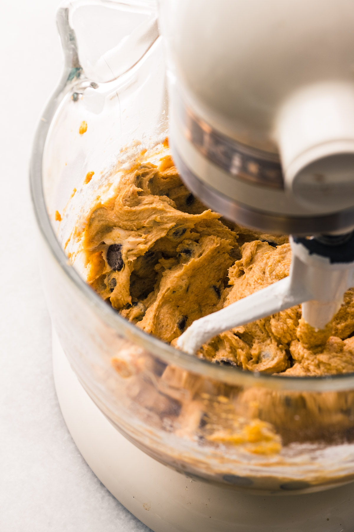 fare bionde di zucca con gocce di cioccolato in un mixer