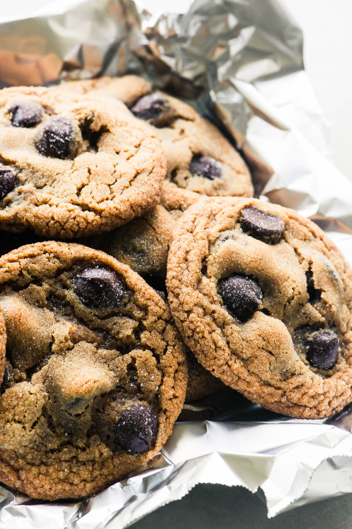 Biscotti di panpepato con gocce di cioccolato in un foglio di alluminio