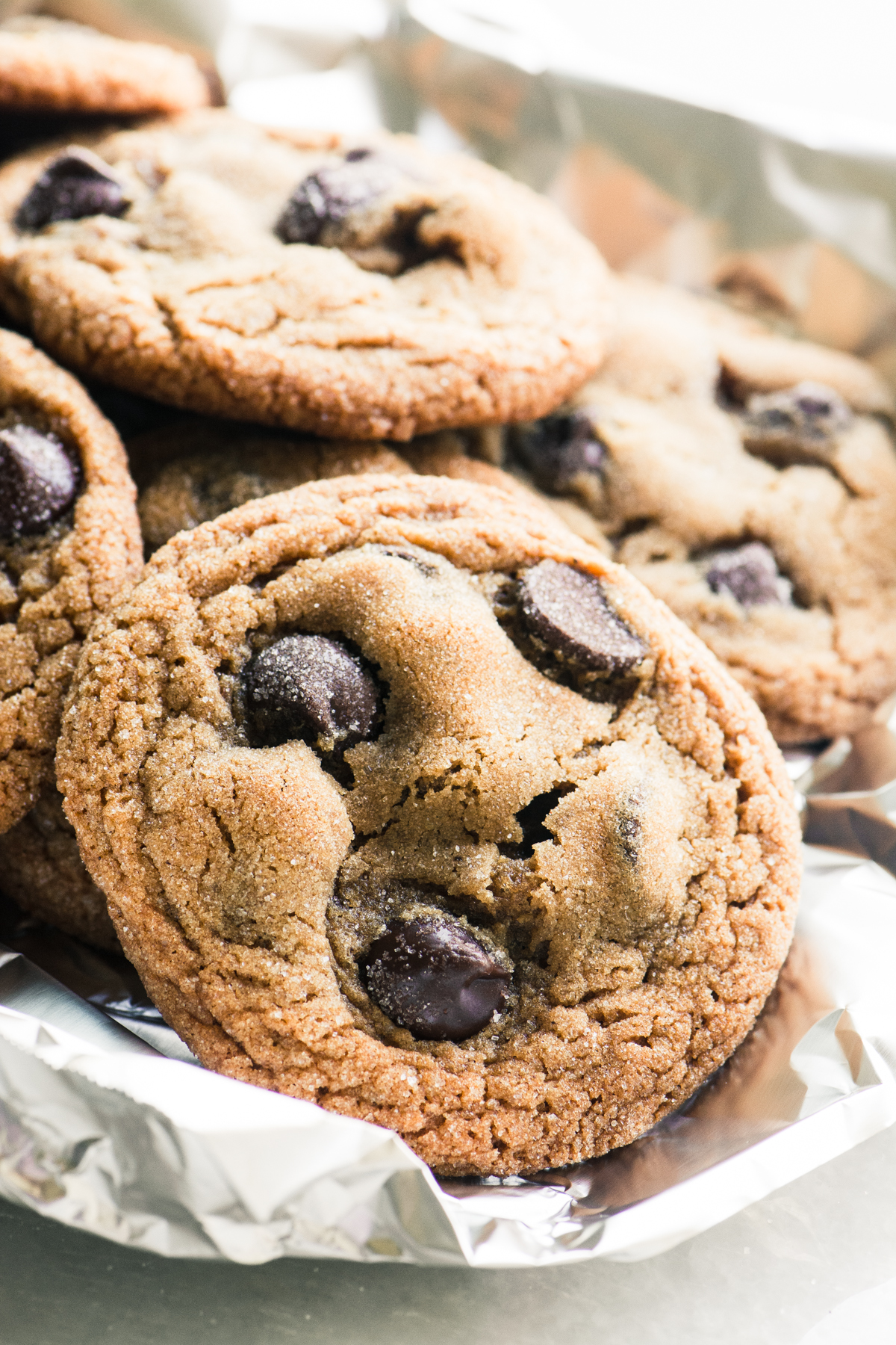 Biscotti gommosi al cioccolato avvolti in un foglio
