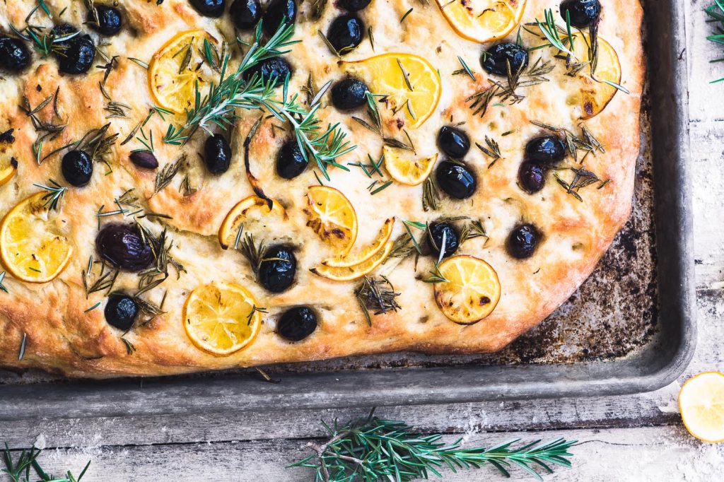 Focaccia al rosmarino e olive senza impastare Focaccia al rosmarino e olive senza impastare