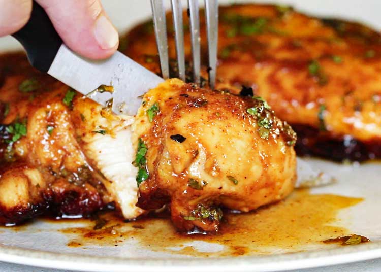 Chipotle Honey Lime Chicken è un enorme successo ogni volta. Grigliati o saltati, marinata di agrumi, spezie calde, erbe fresche e miele creano un'esplosione di sapore. Perfetto per fette su insalate, in tacos o su un panino! keviniscooking. com 