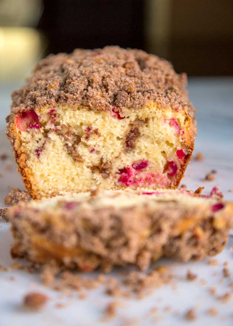 Questo tenero pane alle noci con mirtilli rossi è il modo perfetto per svegliarsi con una tazza di caffè o tè. Caricato con mirtilli e una salsa di cannella croccante. Keviniscooking.com