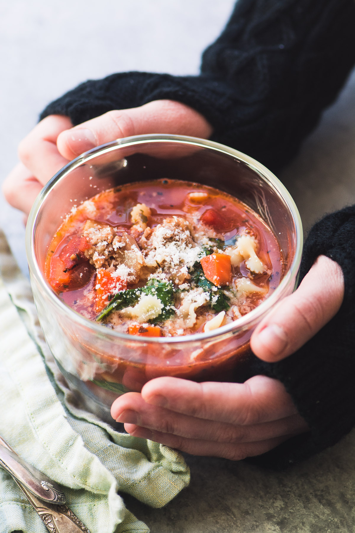 Zuppa di fagioli e salsiccia italiana in una tazza, un'accogliente ricetta di zuppa per il freddo