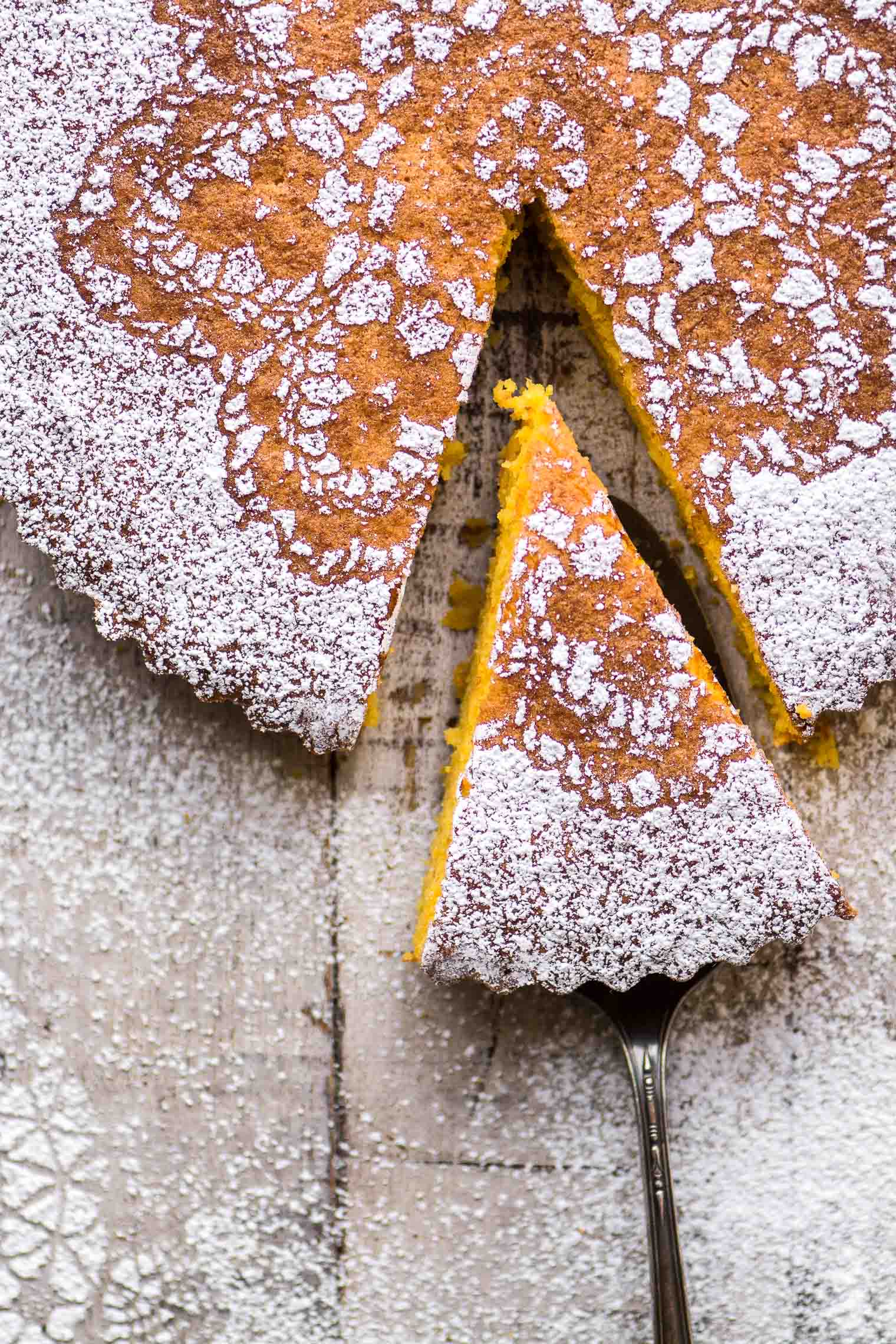 Torta di mandarini senza farina a fette