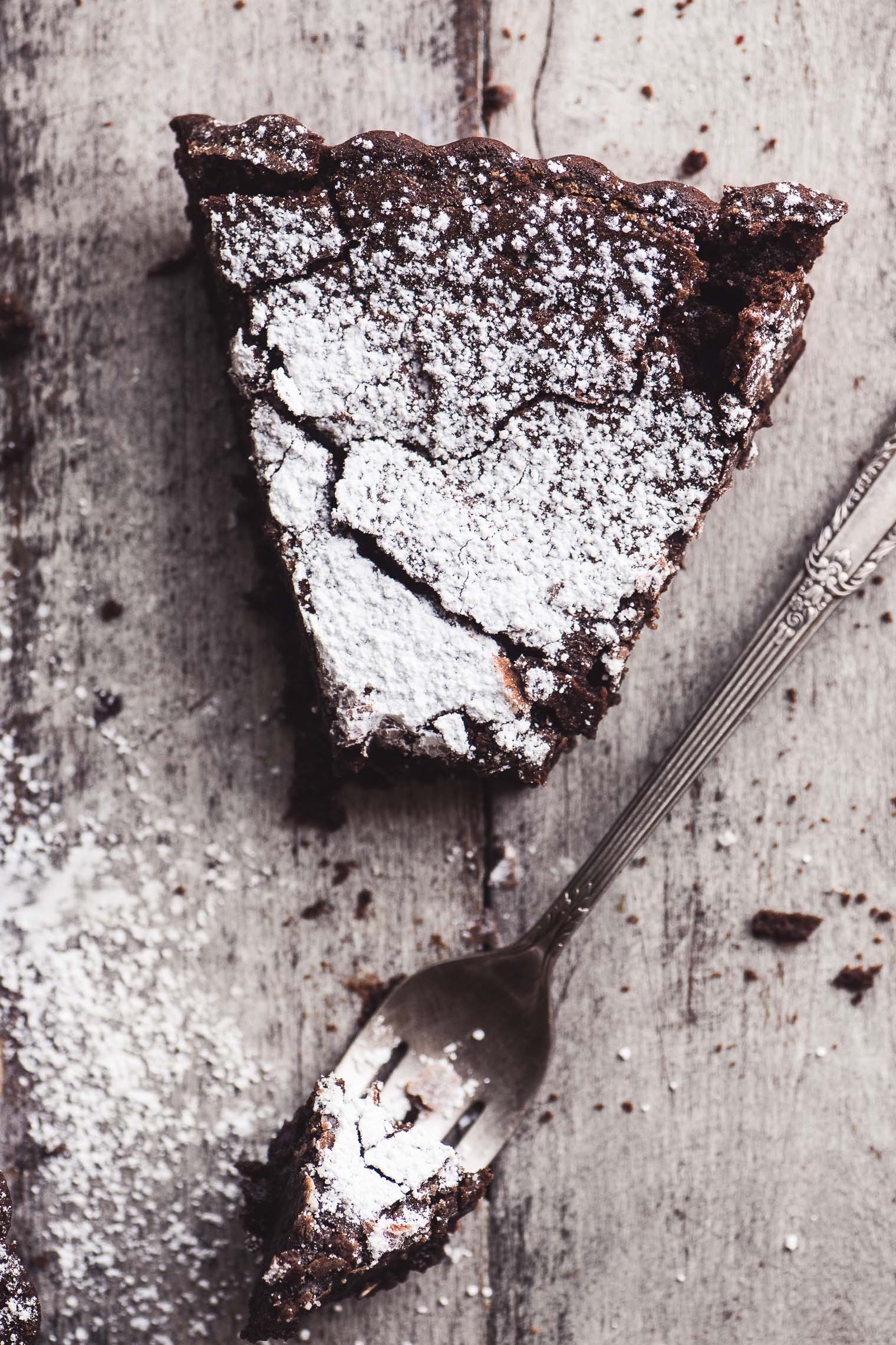 Torta belga senza farina al cioccolato con forchetta