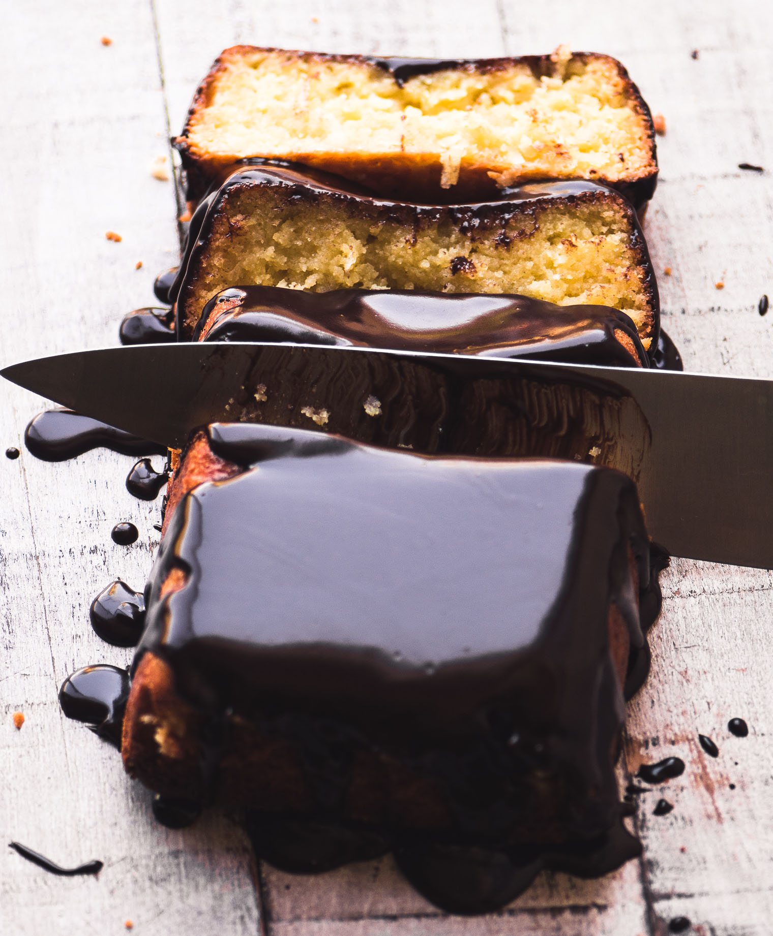Viene tagliata la torta di cocco senza farina di Ottolenghi