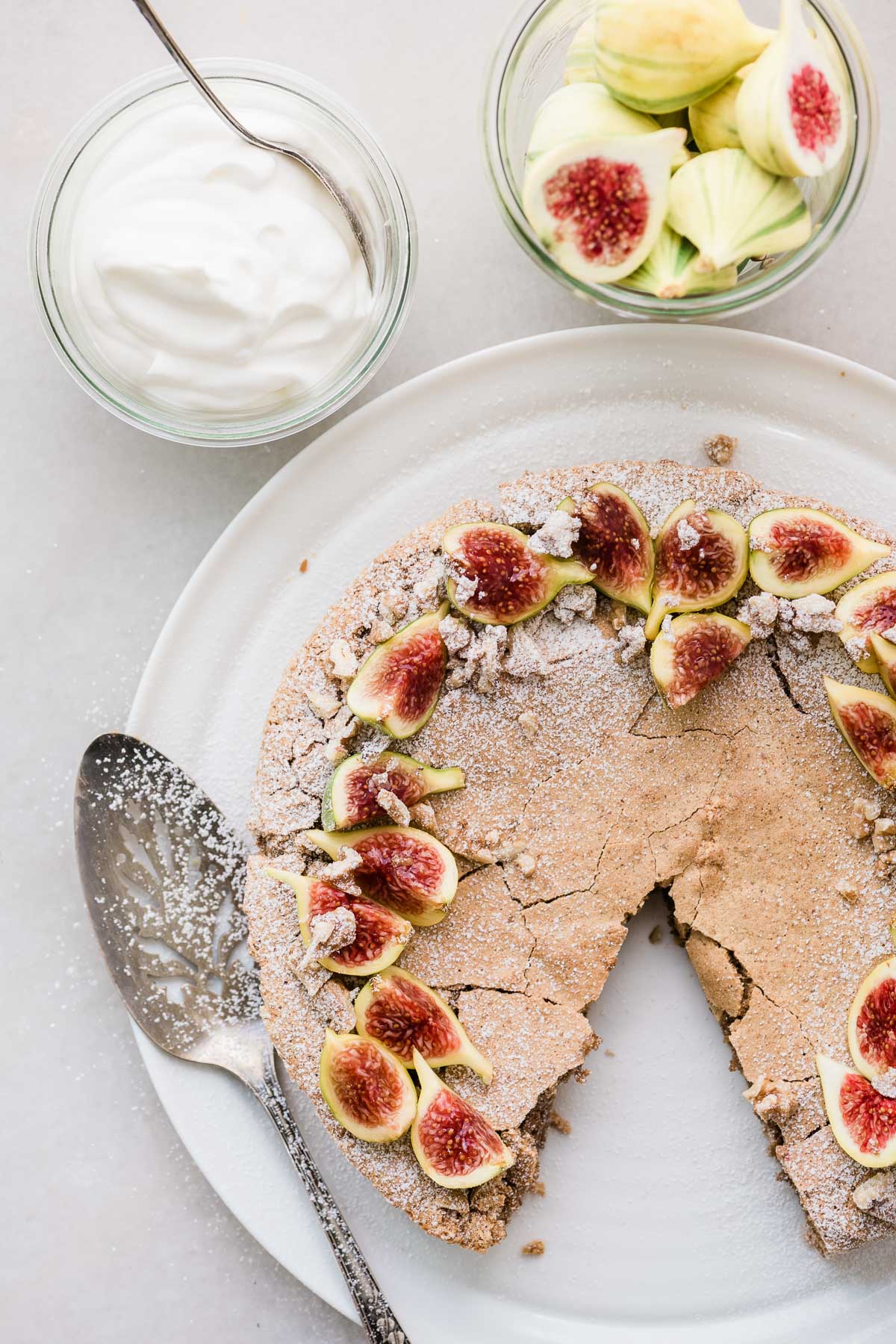Crostata di noci senza farina con fichi freschi