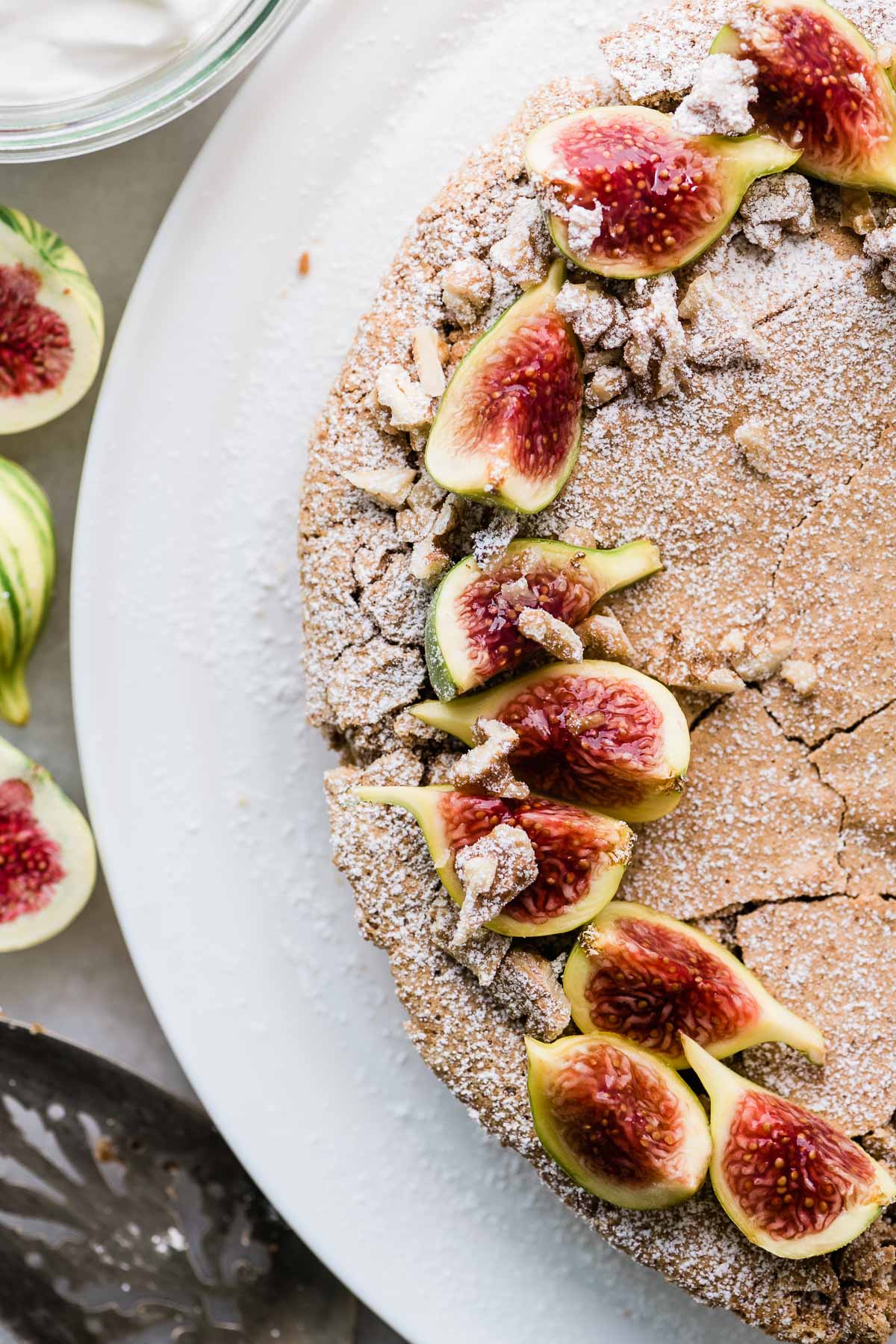 crostata di noci senza farina con fichi e noci tritate