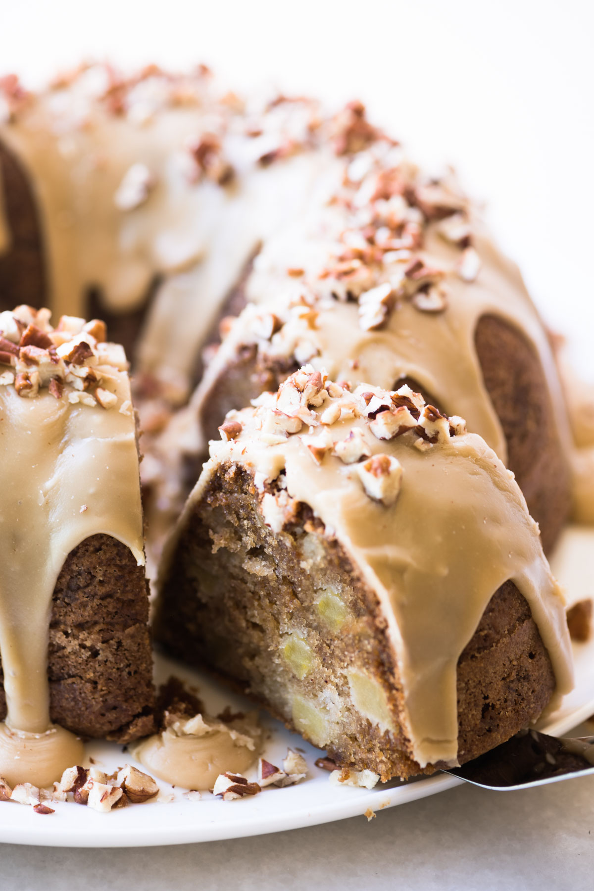 Tira fuori una fetta di torta di mele al caramello
