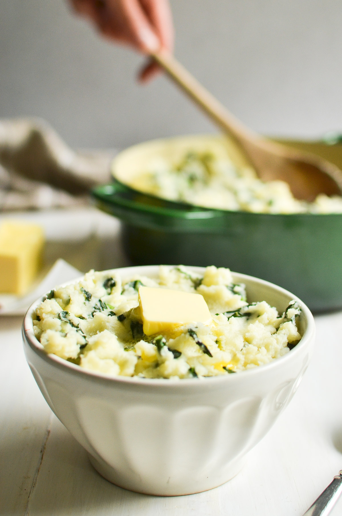 Serve colcannon da una pentola verde