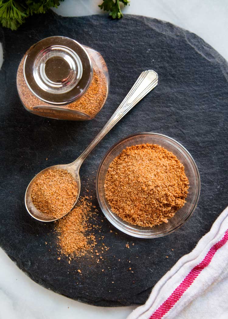  Questo mix di spezie condito creolo è realizzato con la maggior parte degli articoli già nel tuo armadietto delle spezie senza il sale carico che viene fornito con miscele di spezie preconfezionate. keviniscooking.com 