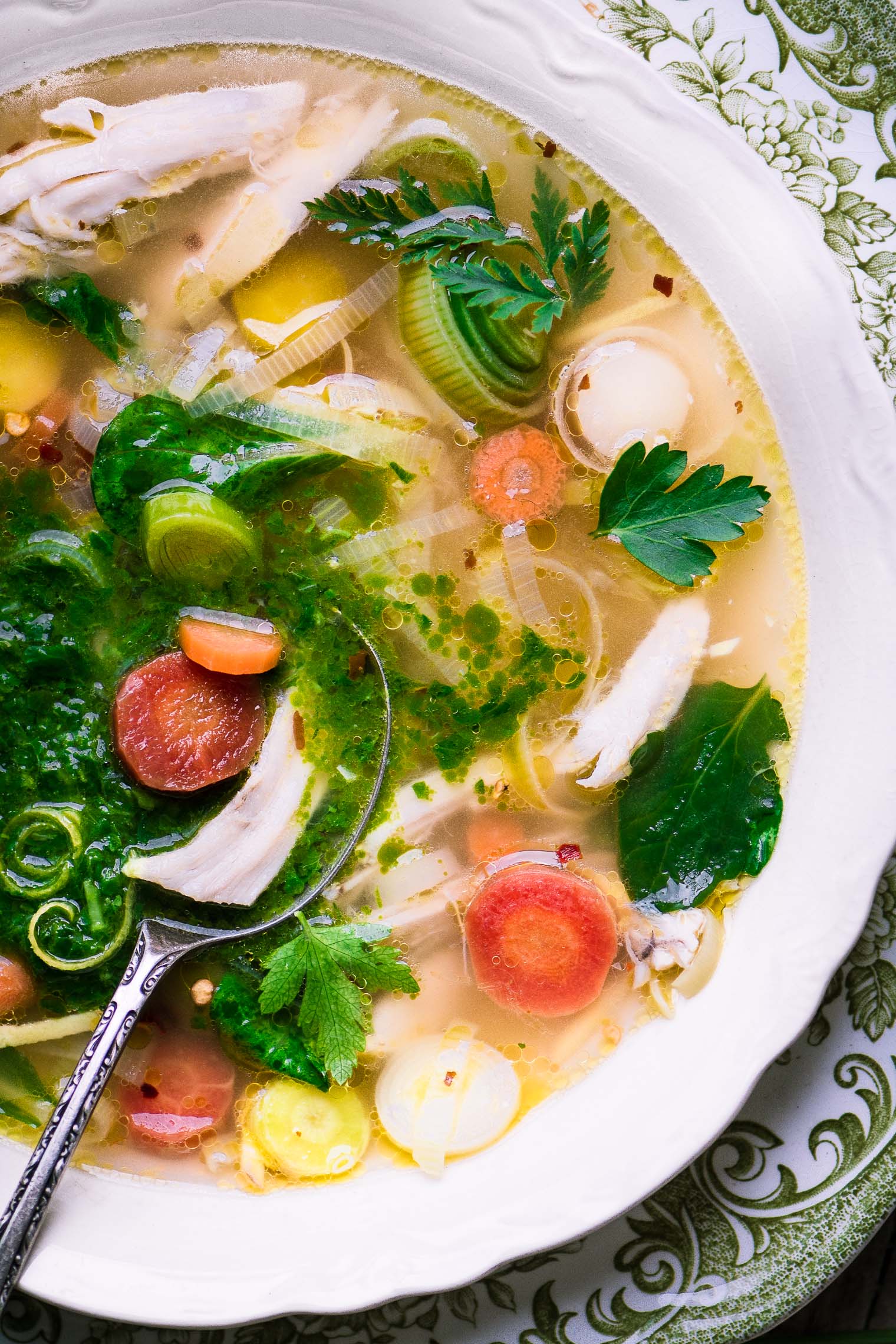 la classica zuppa di pollo è un'accogliente ricetta di zuppa tramandata di generazione in generazione