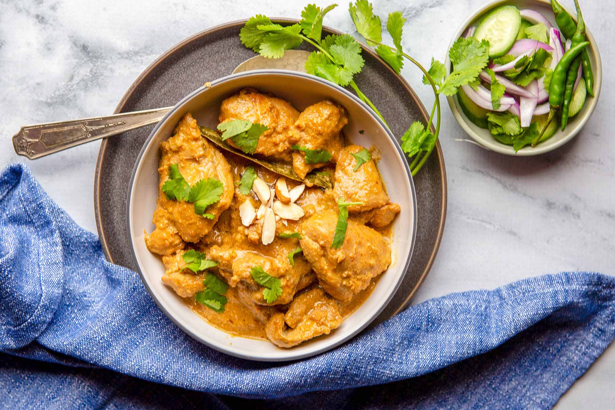 Ricetta Easy Korma Chicken - Ciotola di pollo con salsa, erbe e mandorle