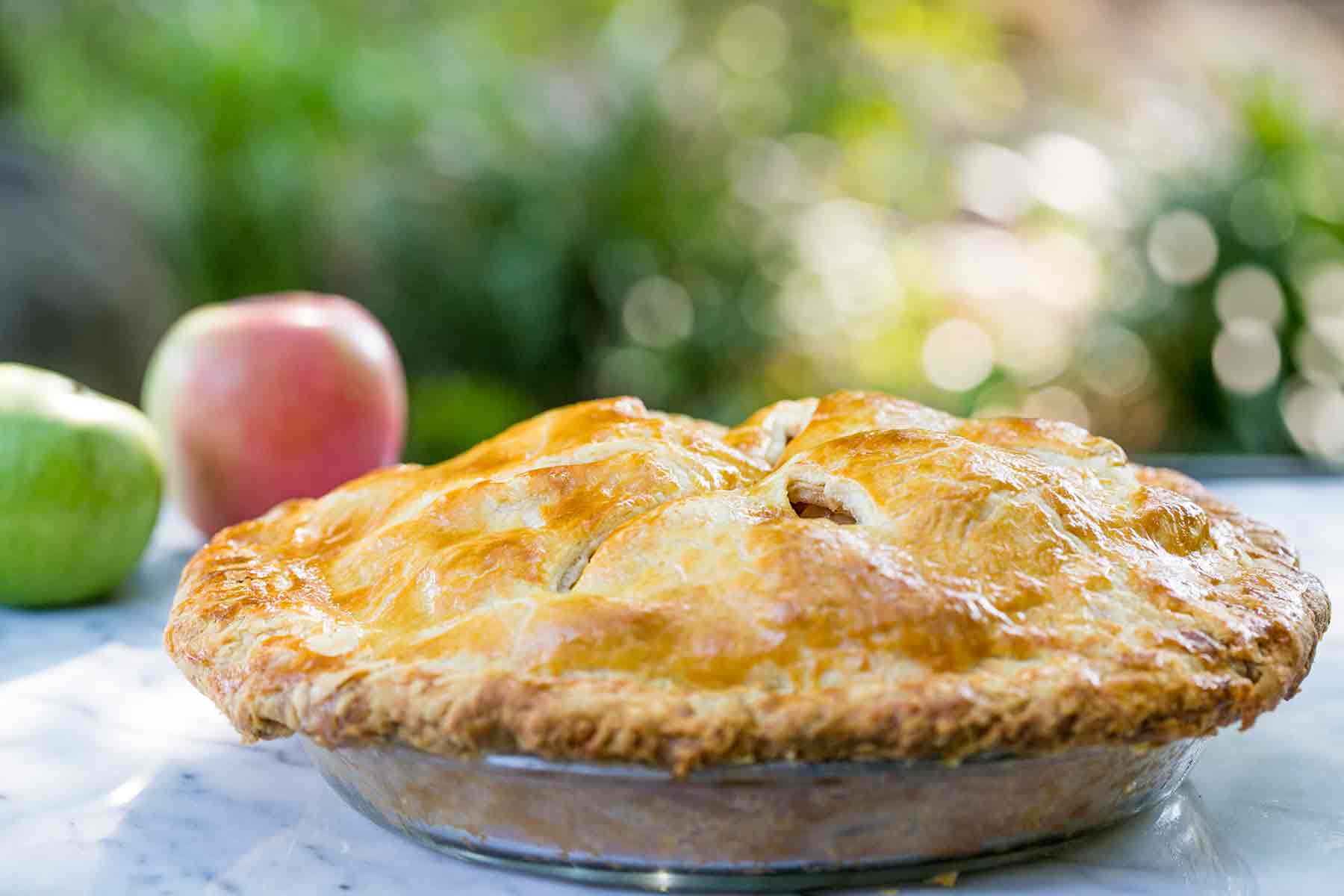 Torta di mele fatta in casa pronta da servire