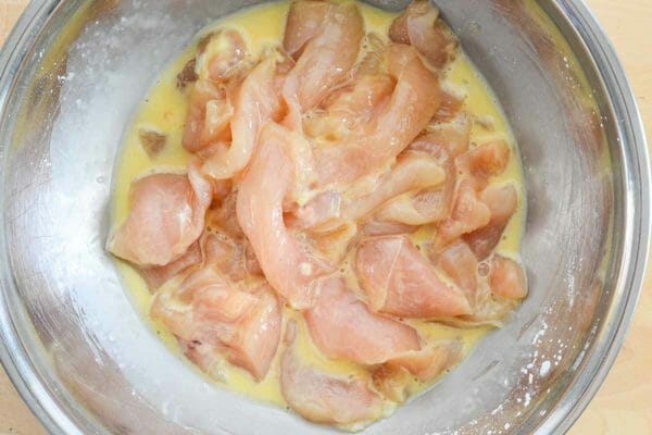 Ricetta Easy Moo Goo Gai Pan immergere il pollo nell'uovo e nell'amido di mais