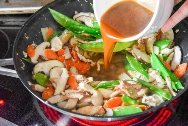 La ricetta Easy Moo Goo Gai Pan aggiunge la salsa