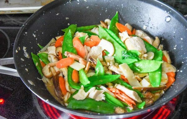 Soffriggere pollo e funghi fino a quando la salsa non si addensa