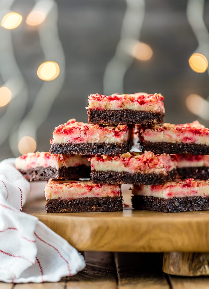 ¡Los brownies de menta son una receta que DEBE HACER para Navidad! Hornear en vacaciones nunca ha sido tan fácil o delicioso. Estos brownies de pastel de queso con menta son los brownies de Navidad perfectos, pero los hago durante todo el año. ¡Son increíblemente deliciosas! Brownies de pastel de queso con menta apilados uno encima del otro