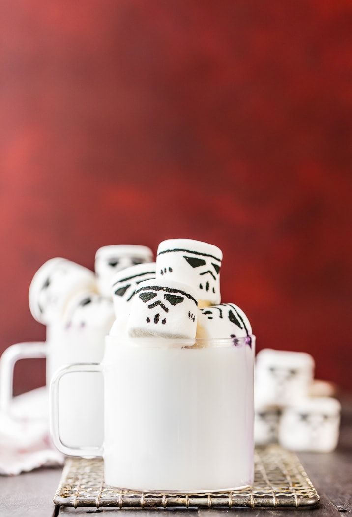 Questa EASY Chocolate Hot White con Marshmallows Stormtrooper è la ricetta perfetta per le bevande calde per i fan di Star Wars questo inverno! Così carino, divertente e semplice!