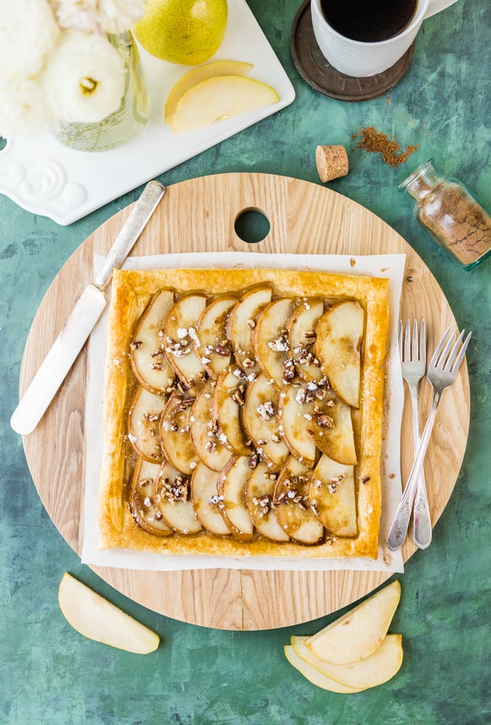 Questa torta di pere SUPER EASY ha solo 5 ingredienti ed è sicuro di farti piacere! Le crostate di pere sono un dolce bello e semplice che piacerà a tutta la famiglia! Servire con gelato per un trattamento speciale!
