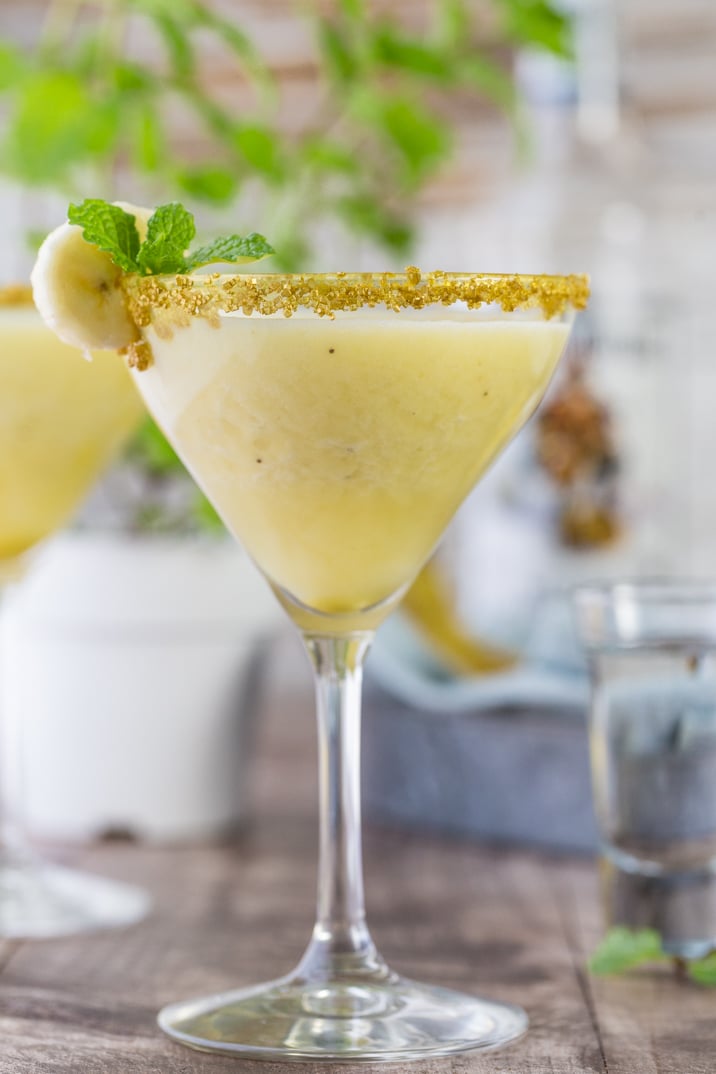 Monkeylada Martinis! Realizzato con banana e ananas freschi e rifinito con latte di ananas. Delizioso, tropicale e divertente! Adoro questo durante l'estate!