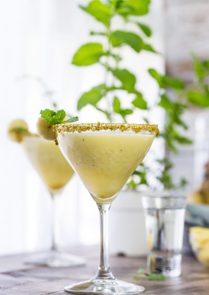 Monkeylada Martinis! Realizzato con banana e ananas freschi e rifinito con latte di ananas. Delizioso, tropicale e divertente! Adoro questo durante l'estate!