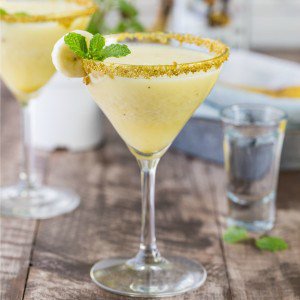 Monkeylada Martinis! Realizzato con banana e ananas freschi e rifinito con latte di ananas. Delizioso, tropicale e divertente! Adoro questo durante l'estate!
