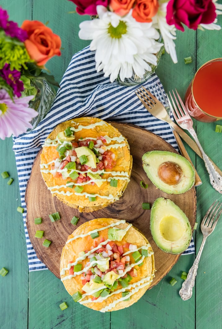Un sacco di toast colazione caricato! Questi divertenti e croccanti toast per la colazione sono pieni di uova, formaggio, salsiccia e avocado! Rende le mattine perfette!