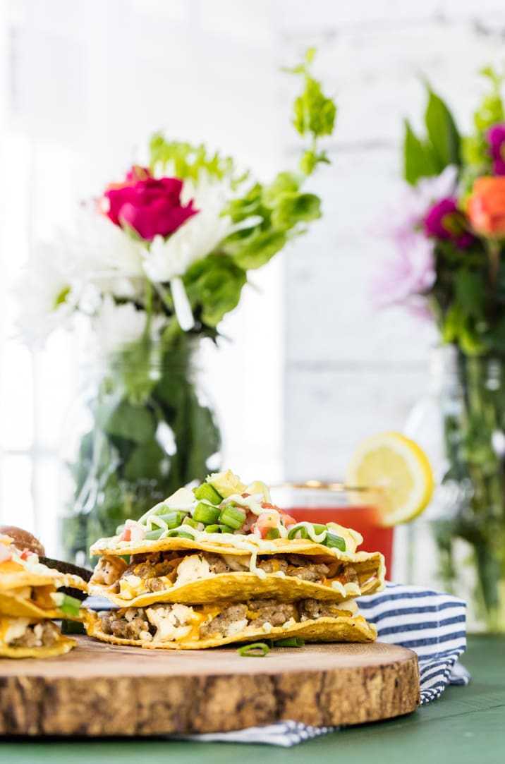 Un sacco di toast colazione caricato! Questi divertenti e croccanti toast per la colazione sono pieni di uova, formaggio, salsiccia e avocado! Rende le mattine perfette!