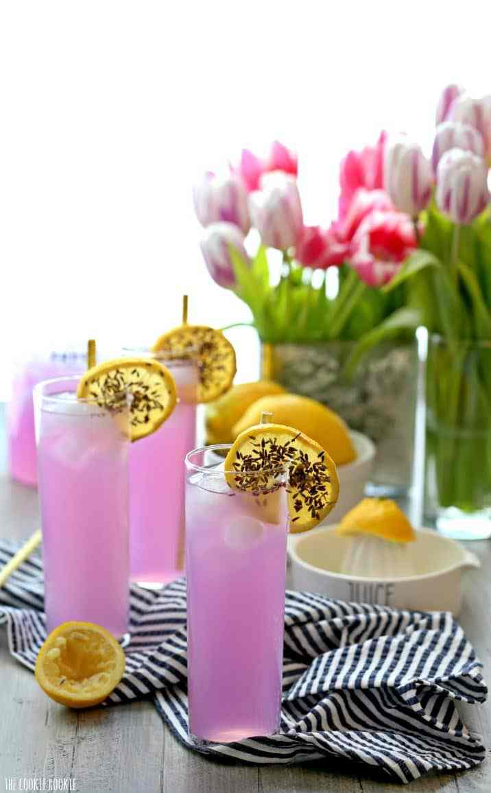 La limonada de lavanda es una bebida fragante, refrescante y hermosa. ¡Esta receta de limonada de lavanda es la mejor bebida de fiesta para hacer bebidas para baby shower, bodas, barbacoas de verano y más! Saludos a la primavera! Esta limonada púrpura es un buen sorbo para llevar a cualquier fiesta. La limonada de lavanda es una bebida fragante, refrescante y hermosa. ¡Esta receta de limonada de lavanda es la mejor bebida para fiestas para baby showers, bodas, barbacoas de verano y más! Saludos a la primavera! Un sorbo tan bonito para llevar a cualquier fiesta.